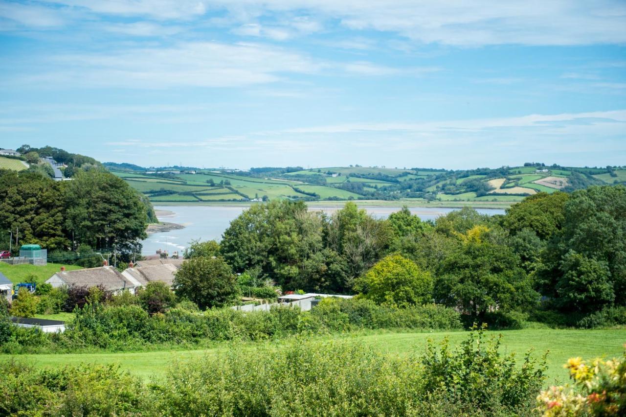 York Lodge- Spacious 3 Bed Bungalow With Wonderful Estuary Views Laugharne Exterior photo